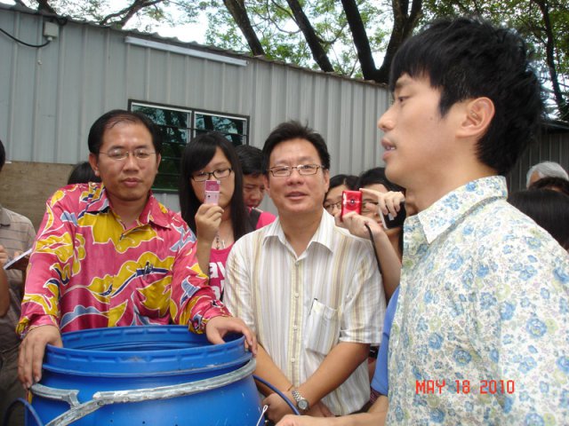 Duta Hijau Pulau Pinang Penyanyai Nicholas Teo melawat Pusat Sumber Alam Sekitar Taman Bg Lallang pada 18-5-2010